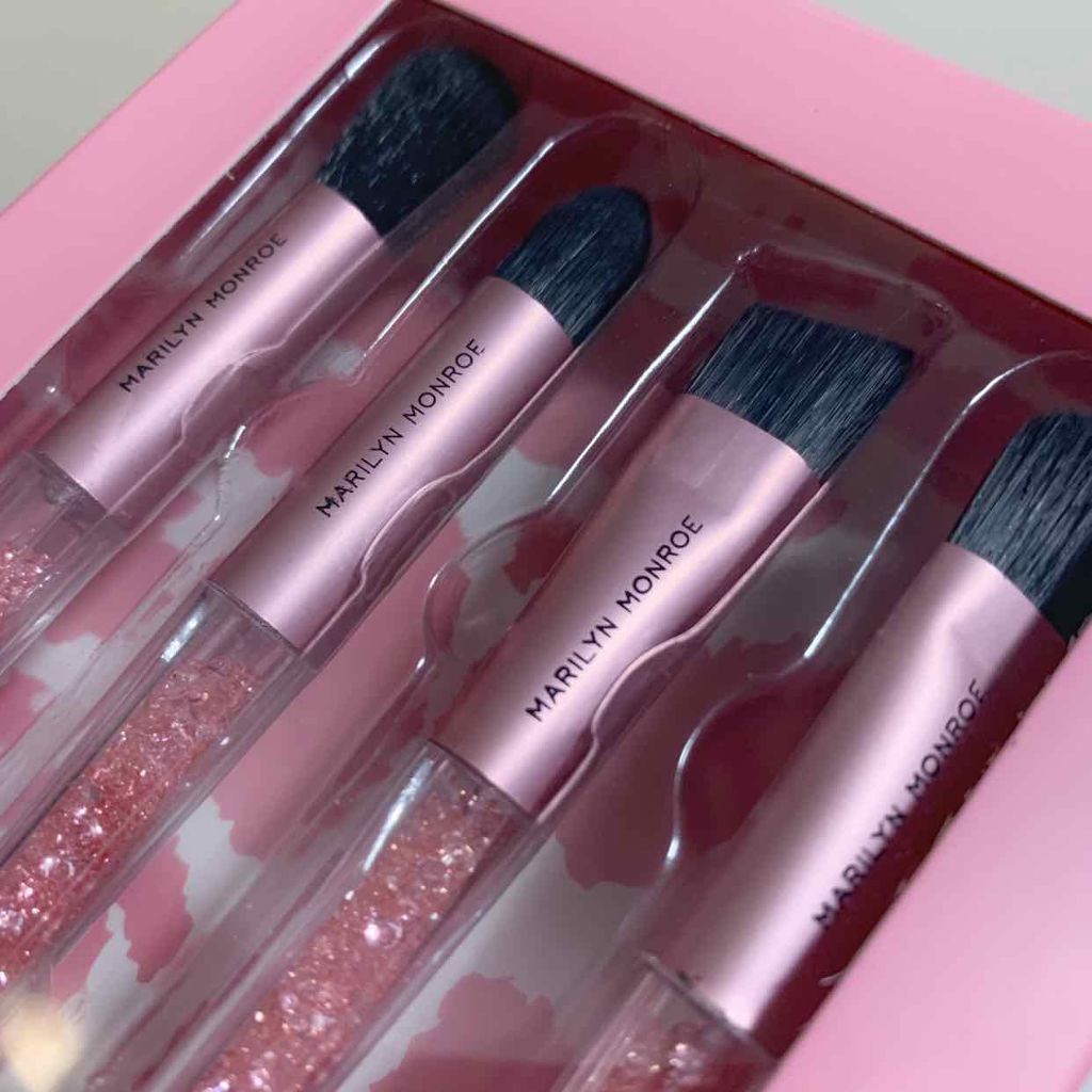 ムンユ on LIPS 「こんなに可愛くて390円⁈とびっくりした、モンローブラシ4本セ..」(2枚目)