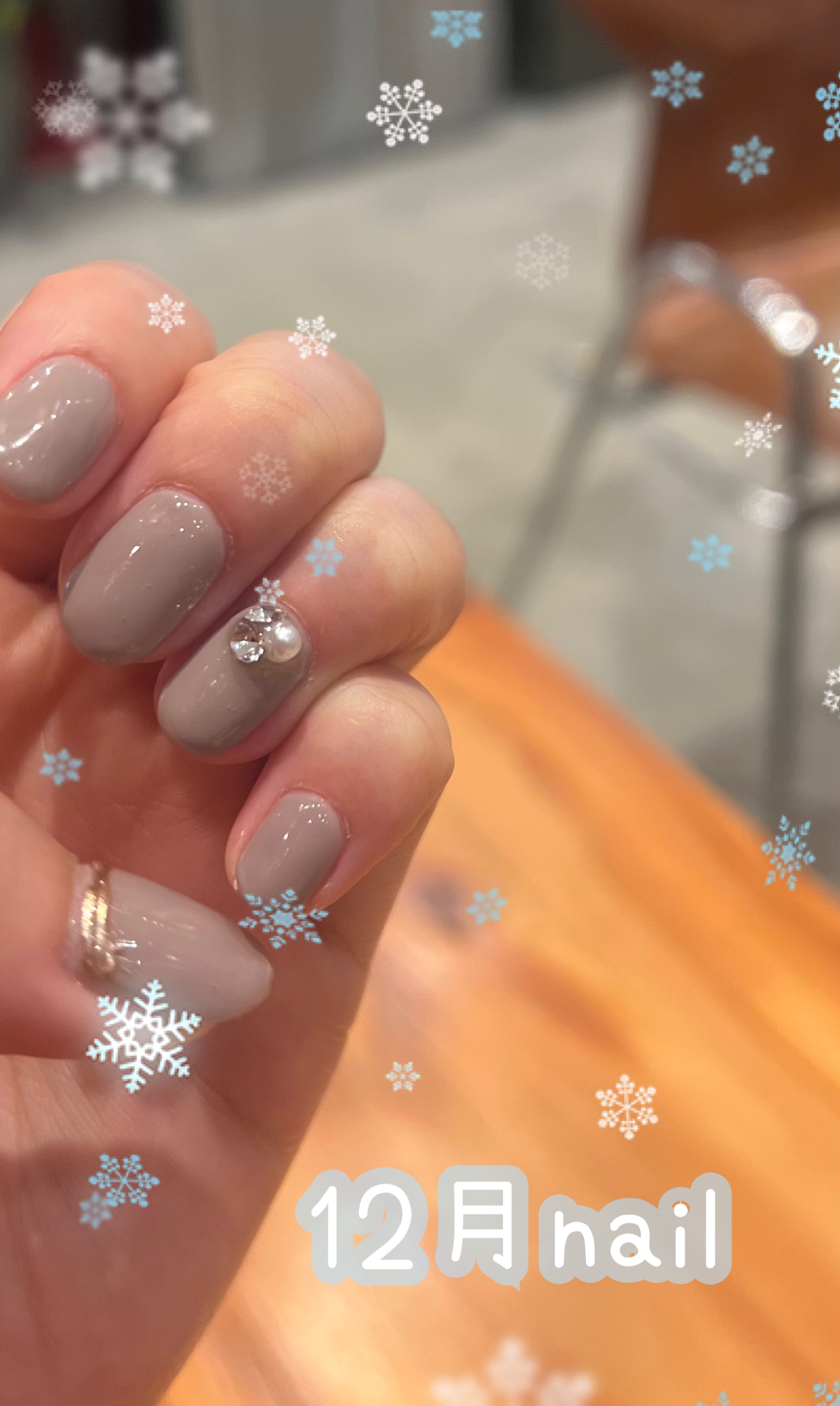 🥰💅12月ネイル💅🥰


12落ち着いたグレージュカラーにしました❄️

最近グレーにハマっていて、
バッグもマフラーもグレーです🧣👜！

親指にはピンクゴールドのラメ、
薬指にはストーンとパールを付けていただきました☺️

可