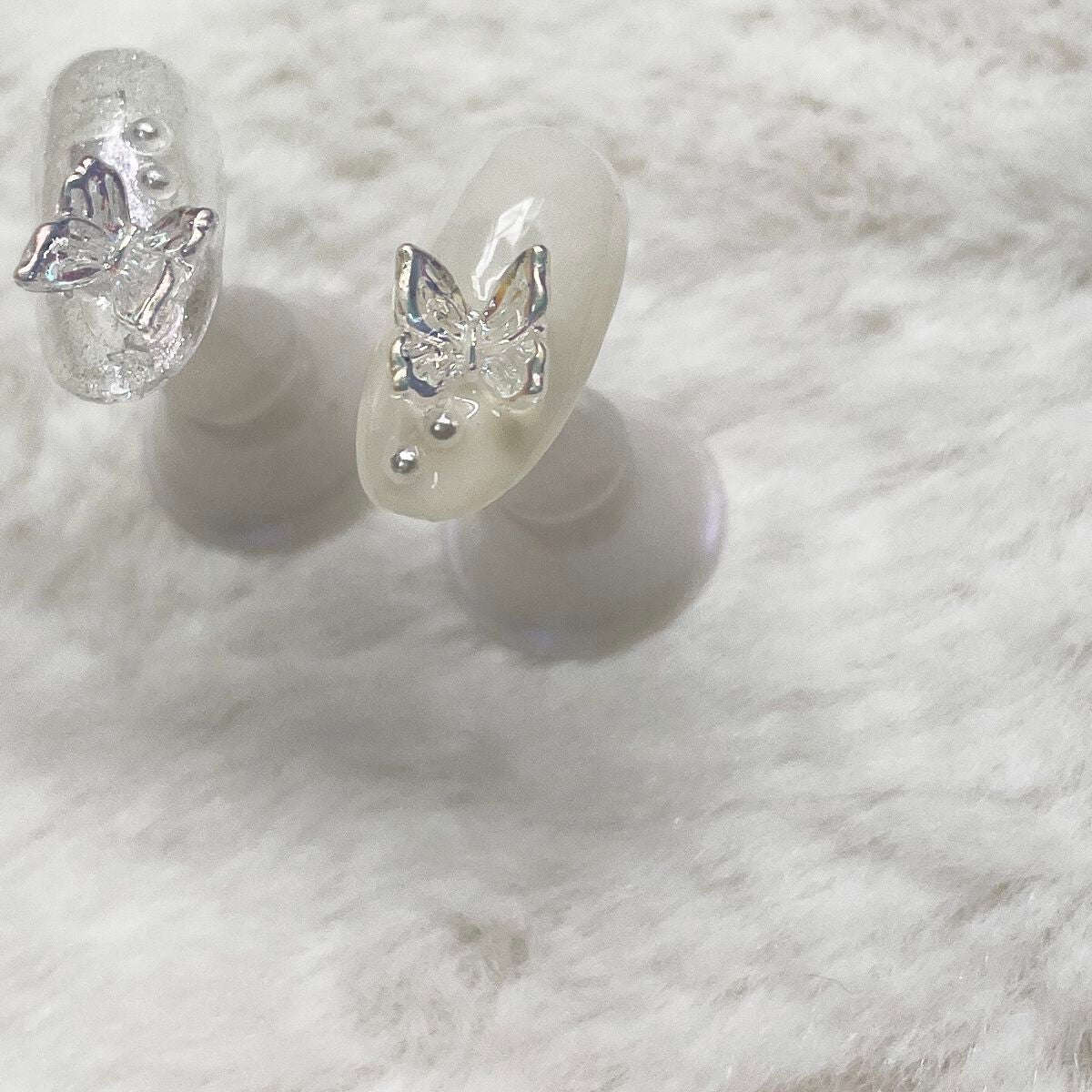 あみ on LIPS 「ナビネイル蝶々のパーツがポイント#🦋#ネイル#ホワイトネイル#..」(2枚目)