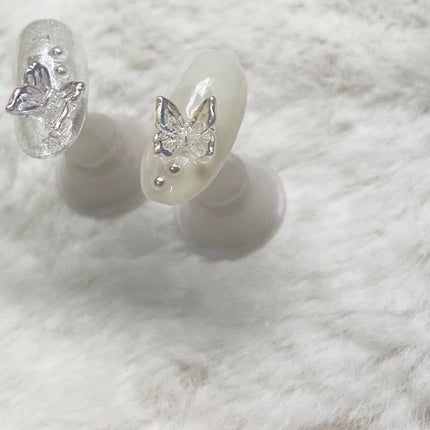 あみ on LIPS 「ナビネイル蝶々のパーツがポイント#🦋#ネイル#ホワイトネイル#..」(2枚目)