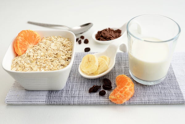 オートミールと果物、牛乳がそれぞれ容器に入っている様子