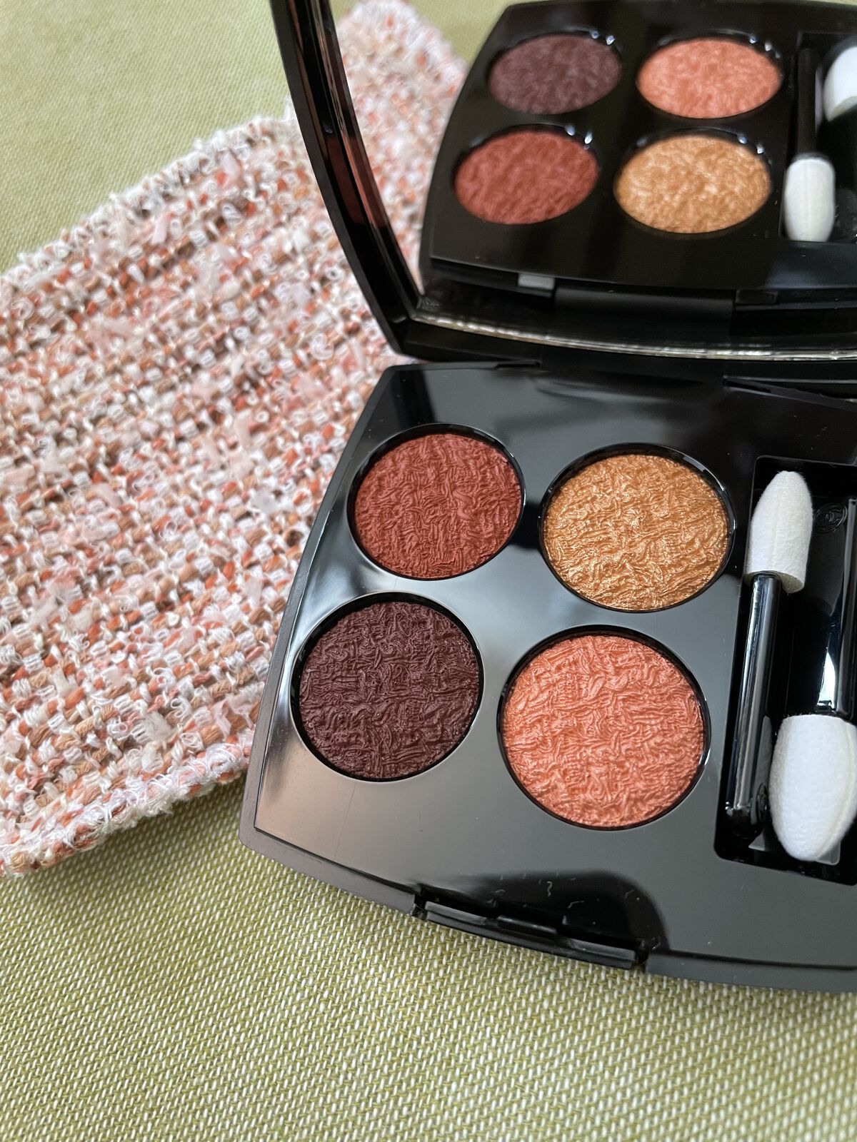 【ツイードアイシャドウ】
CHANELレ キャトル オンブル ツイード
03ツイード フォーヴ

かなりよいお値段ですが、
買って良かった可愛すぎるアイシャドウ🥰

まず見た目の可愛さにやられました！

ツイードて！！！🙄
しかもケース