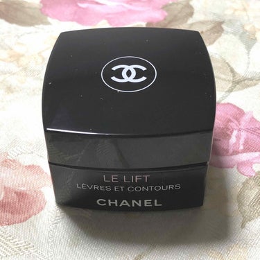 CHANEL LE L レーヴル エ コントゥールのクチコミ「眠る前に使ってます。
唇から少しオーバーに塗ってます
翌朝プルプルになって本当に感動します..」（1枚目）