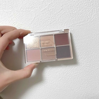 チカイチコ ONE SHOT EYE PALETTE 04

私はマットのアイシャドウが好きで、うすーい色が欲しいなと思いこれを買いました～

思ったよりコンパクトで持ち運びも便利そうだし、6色入ってて