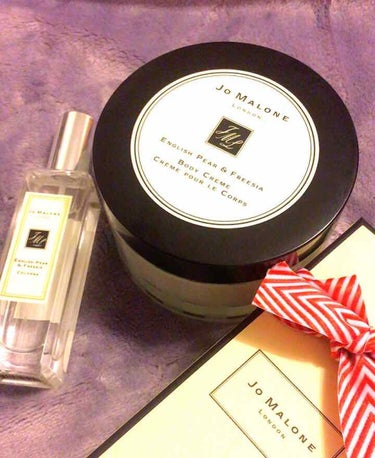 Jo MALONE LONDON
ENGLISH PEAR & FREESIA
コロン  ボディクリーム
セットで使うと香りが長持ちです。
入浴後にボディクリームでマッサージをしながら塗っています💋
お