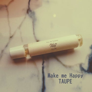 #キャンメイク
メイクミーハッピー オードトワレ TAUPE

2021秋購入
✼••┈┈••✼••┈┈••✼••┈┈••✼••┈┈••✼

皆さん金木犀は好きかね？
私は好きです、色々と。春は耶悉茗、秋は金木犀。

金木犀コスメ、めちゃくちゃ見る。
こういうものは早く出るとはいえ、いくらなんでも8月に見かけると「早すぎぃ！」って思っちゃうタイプの人間なんですけど。だって、やっぱり金木犀は秋の花だなあって思うわけですね。「秋来たねえ」って思うための香りなんですよ(個人の見解です)

えー、一口に「金木犀コスメ」と言いましても、各メーカーの見解により色や香りには結構バラつきがあるんだよね。匂いは総じて甘めの香りではあるんですけど、色は黄色寄りからオレンジ寄りまで広いよね。

で、この香水ですが。香水なんで色はありませんね、当たり前のことだけど。物によっては色があることもあるけどそれはそれで。
金木犀の花を中心に生花をイメージしたものということで、あまり甘ったるい感じはないです。故に個人的につけやすい。金木犀オンリーだとインパクト強いんだよねやっぱり。

持ちはよくないですね正直。ずっと纏っていたいって人にとっては塗り直し必須。
ロールオンなので、必要な分だけ塗れるし、調節も楽です。

自分が買った時は店頭から消え去ってた状態が続いていたけど、定番商品なので、今はだいたいどこでも買えるかな。の画像 その0