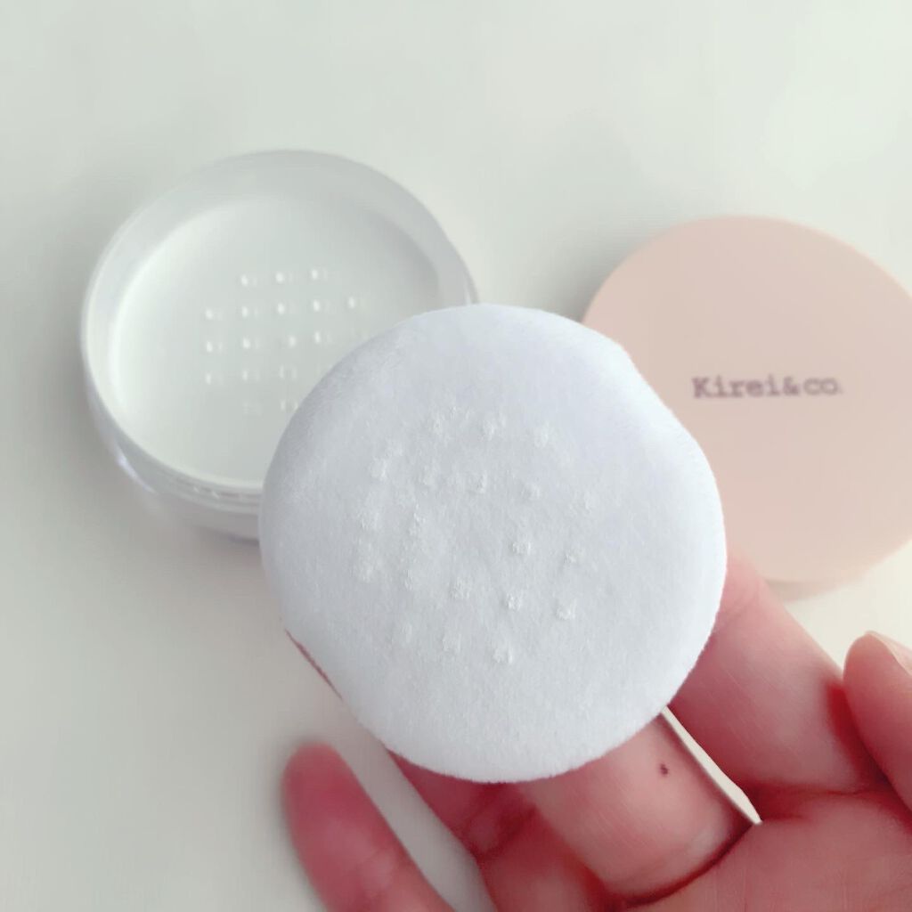 Kirei&co. フィニッシングパウダーのクチコミ「極小微粒子でなめらか仕上げ（＊1）
⁡
肌を均一に整えてすべすべに（＊1）
⁡
美容液成分14.....」（3枚目）