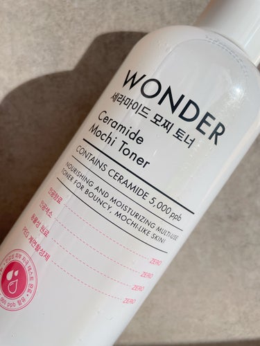 TONYMOLY
Wonder Ceramide Mochi Toner

トニーモリー 
ワンダーCモチトナー 

とろみのあるテクスチャーで肌馴染みもよくしっとりと保湿力の高さを感じます🌿乾燥が気に