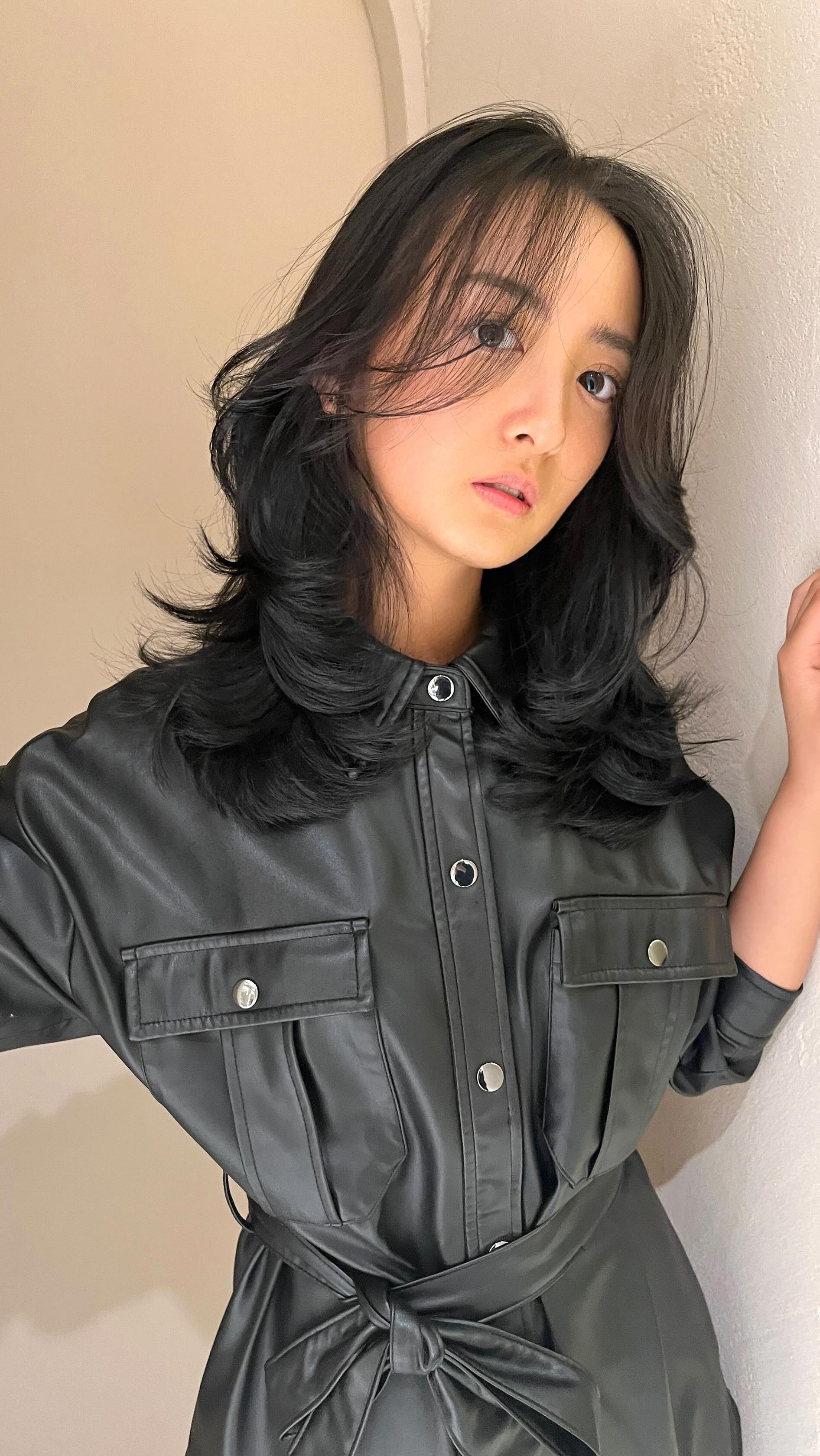 長さを変えずに、
かっこいい
海外風🇬🇧な
おもめお洒落レイヤーに⭐️

顔周りのカットと、重ためな毛先がポイント😎💇🏼‍♀️

360°どこから観てもおしゃれな
ヘアスタイルです😉🩷

暗めのカラーでも
重たく見えないレイヤ