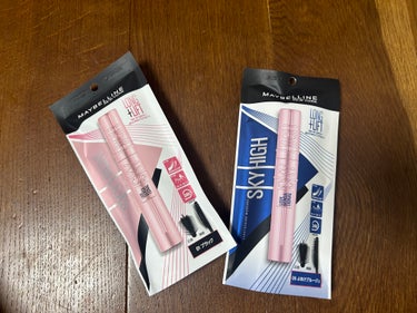 こんにちは！Rinoです！









今回は絶対リピする！！と決めた

MAYBELLINE NEW YORKさんのスカイハイ
01ブラックと06よあけブルージュを
紹介します！！






