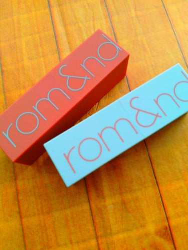 
romand(ロムアンド)
ゼログラムマットリップスティック
パッケージもお色もオレンジレッドが Evening
パッケージがグレー、お色はピンクベージュが ENVY ME です。


Qoo10で一