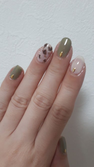 休日ネイル💅

今日は初挑戦のカーキをっ

秋っぽくなるし可愛いカラー✨

早く買えば良かった🎵

