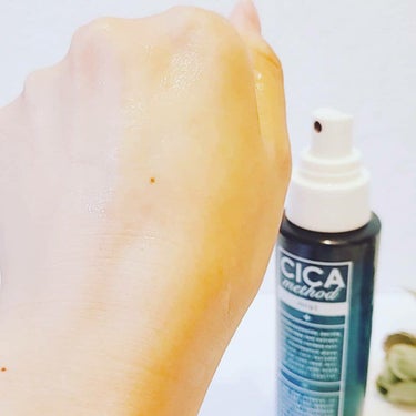🌿日本人の肌に合うように作られた日本製シカブランド CICA method

🌿韓国で人気のシカクリーム。ツボクサエキスに日本古来の植物成分をプラス🙆

☑️肌荒れ防止
☑️ニキビ防止
☑️お肌の保湿・保護
☑️皮膚の乾燥を防ぐ
☑️皮膚にうるおいを与える

💎CICA method MIST
¥1760（税込）

洗顔後に使ってみました😊

クリームと統一感のあるスッキリデザイン。

顔から離してワンプッシュすると、
顔全体もデコルテまで広範囲に保湿。

マスクの着脱で肌荒れするので、マスクをつける前にも使いたいです♪

ハーブの香りでスッキリするし、オススメです◎

今回、MIST→MASK→CREAMの順で使いました。
またライン使いしたいです✨

@cogit_beauty
#cicamethod #シカメソッド #シカメソッドクリーム #シカクリーム #肌再生クリーム #supportedbycogit #シカメソッドミスト #シカミスト #レスキューミスト #シカメソッドマスク #シカマスク #スキンケア #スキンケア好き #美容 #美容好きの画像 その2
