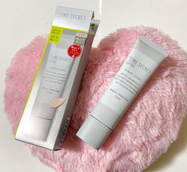 TIME SECRET
ミネラル 薬用プライマーベース
クリア


お肌にやさしいミネラル化粧下地🤲✨
SPF36 PA+++、せっけんで落とせるのは嬉しい！
美白×シワ改善、肌あれ防止成分ナイアシンアミドを配合したスキンケア下地です🌸

先が細いので適量を出しやすく、伸びがいいので少量でOK👌
やわらかめのテクスチャーで、するするする〜っと気持ちよく全顔に塗れます🤭💓

カラーはクリア、色調補正はないですが、肌の色ムラをカバーしてくれて自然にトーンアップします🫶
あとツヤがすごく綺麗にでる！塗ったあとの手のひらも綺麗にツヤツヤ🤣笑
これはグリーンとピンクも欲しくなるな…🤔



#TIME_SECRET#タイムシークレット#TIMESECRET#ミネラル_薬用プライマーベース#ミネラル薬用プライマーベース#薬用プライマーベース#化粧下地#スキンケア下地#ミネラル下地の画像 その2