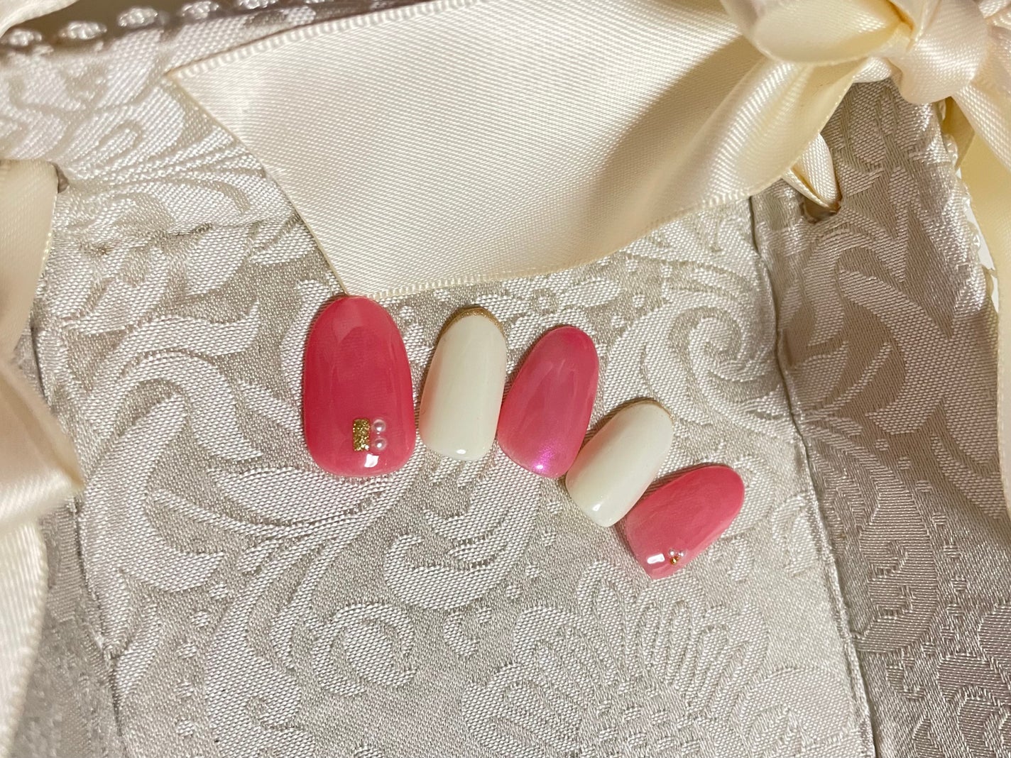 あさか on LIPS 「ジェルネイルデビューしました(*ˊ˘ˋ*)♡親指、中指、小指に..」(1枚目)