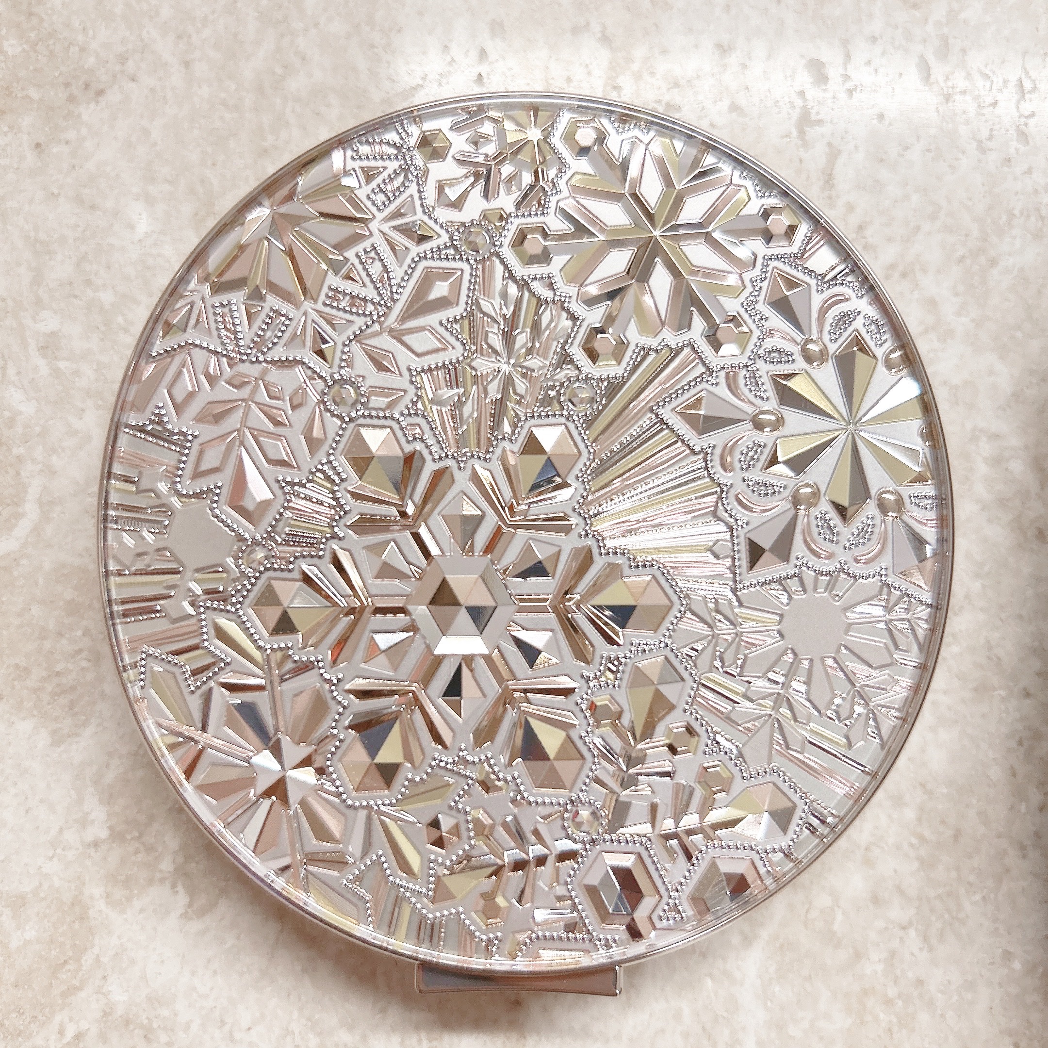 2022が底見えしたのでスノービューティーの2023を購入しました！

７月に2024が出るけど私は2023のデザインの方が好きなので🥰

スノービューティーはパケが綺麗すぎるし、粉質も良いし、肌にも優しくて大好きです。

本当に綺麗。ず