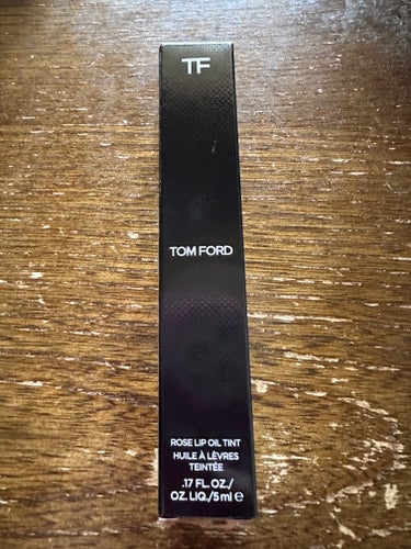 TOM FORD BEAUTY　の
ローズ リップ オイル ティント　です♪

価格は8000円

こちら、数量限定になります。


白いパッケージが可愛らしい。
そして、トム様からリップティントが？と