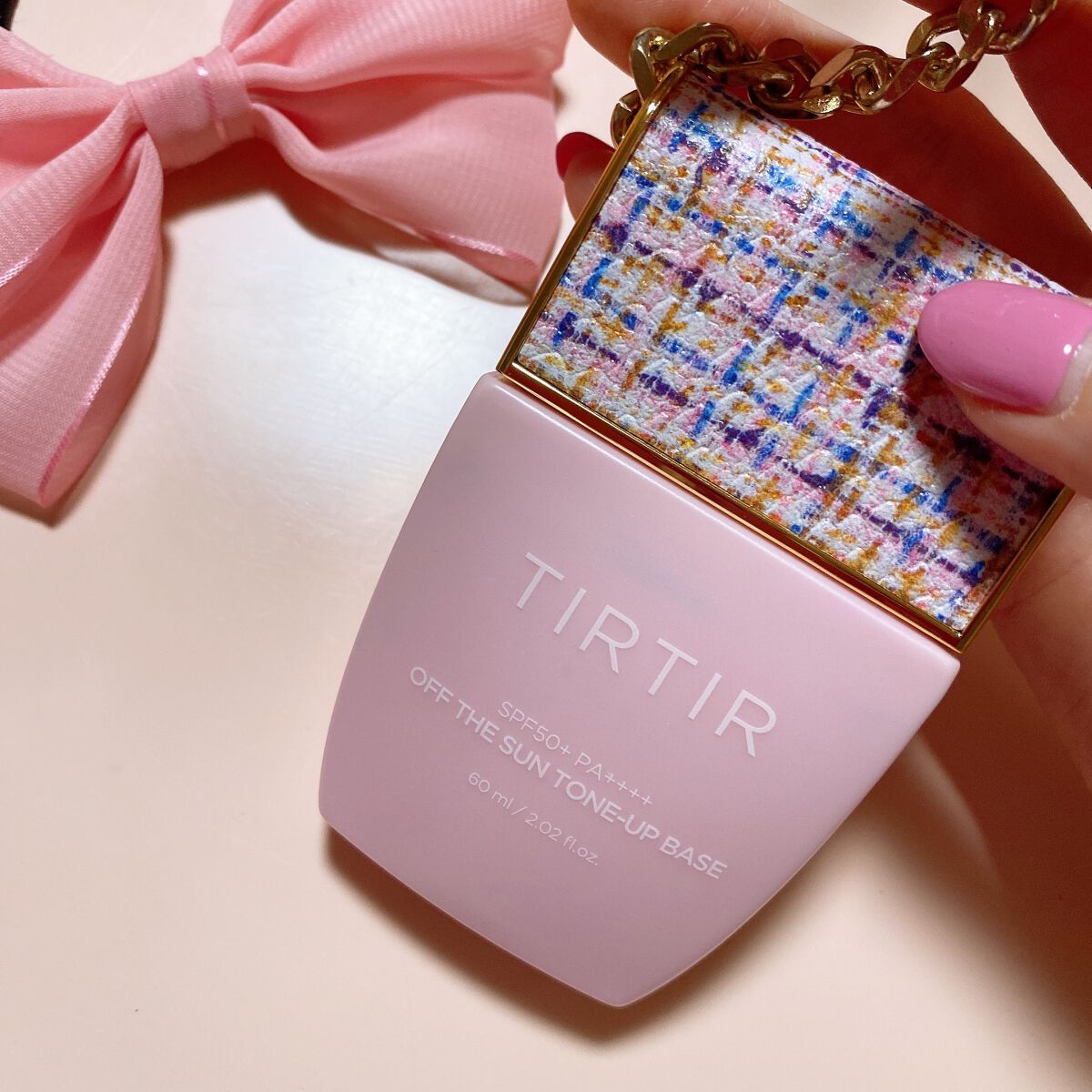 見た目最強♡トーンアップベース


TIR TIRの可愛いトーンアップベース🎶
まずは見た目で買っちゃいました！

うすいピンクの色味で
テクスチャーは柔らかくのびやすいです。
明るめの印象になるから色白に
メイクを仕上げたい時に良いかも