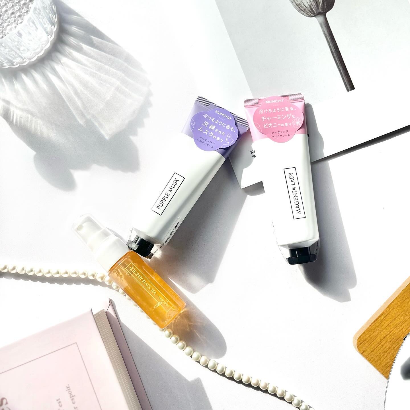 あなたのトキメク瞬間に✨
⁡
⁡
⁡
⁡
⁡
⁡
モムチ メルティングハンドクリーム 
マゼンタレディ 🤍
⁡
⁡
MUMCHIT 멈칫（モムチ）とは韓国語で
「ふとした時に良い香りに気付き、
ハッとして振り返る瞬間」 のこと🤍
⁡
キ