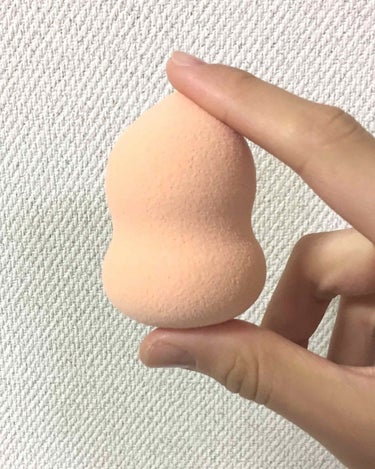 DAISO 春姫 ホイップファンデーションパフのクチコミ「ダイソーのホイップファンデーションパフです🍎

硬めのパフで結構しっかりとしてます

リキッド.....」（2枚目）