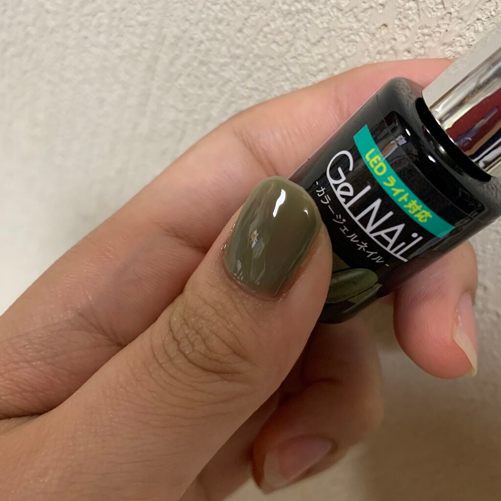 akemi💍*。 on LIPS 「100均で秋のジェルネイルSeriaのマイルドカーキーを試しに..」(1枚目)