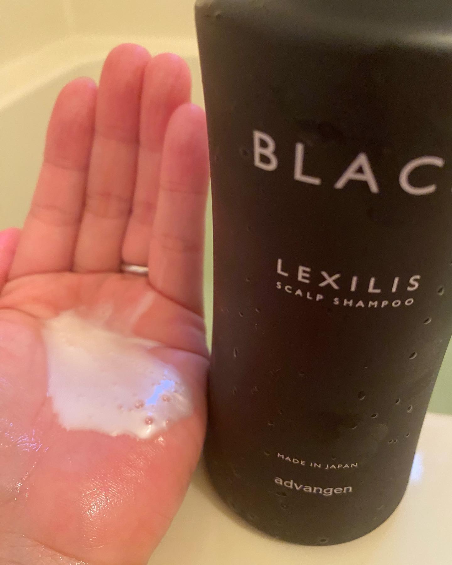 ブラック フレグランス スタイリング ヘアエッセンス/LEXILIS/アウトバストリートメントを使ったクチコミ（2枚目）