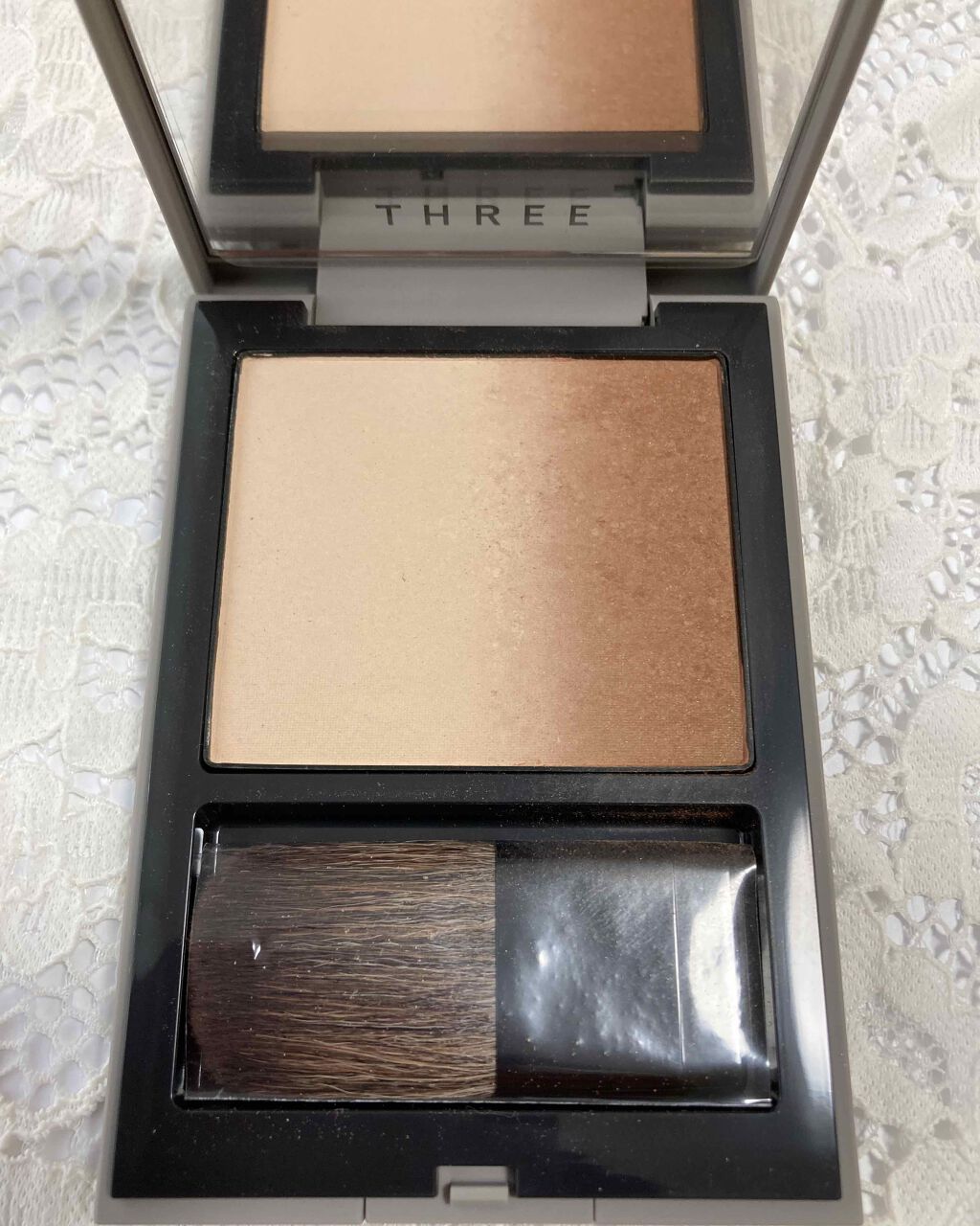 ソーラーティンティドフローパウダー/THREE/プレストパウダーを使ったクチコミ（1枚目）