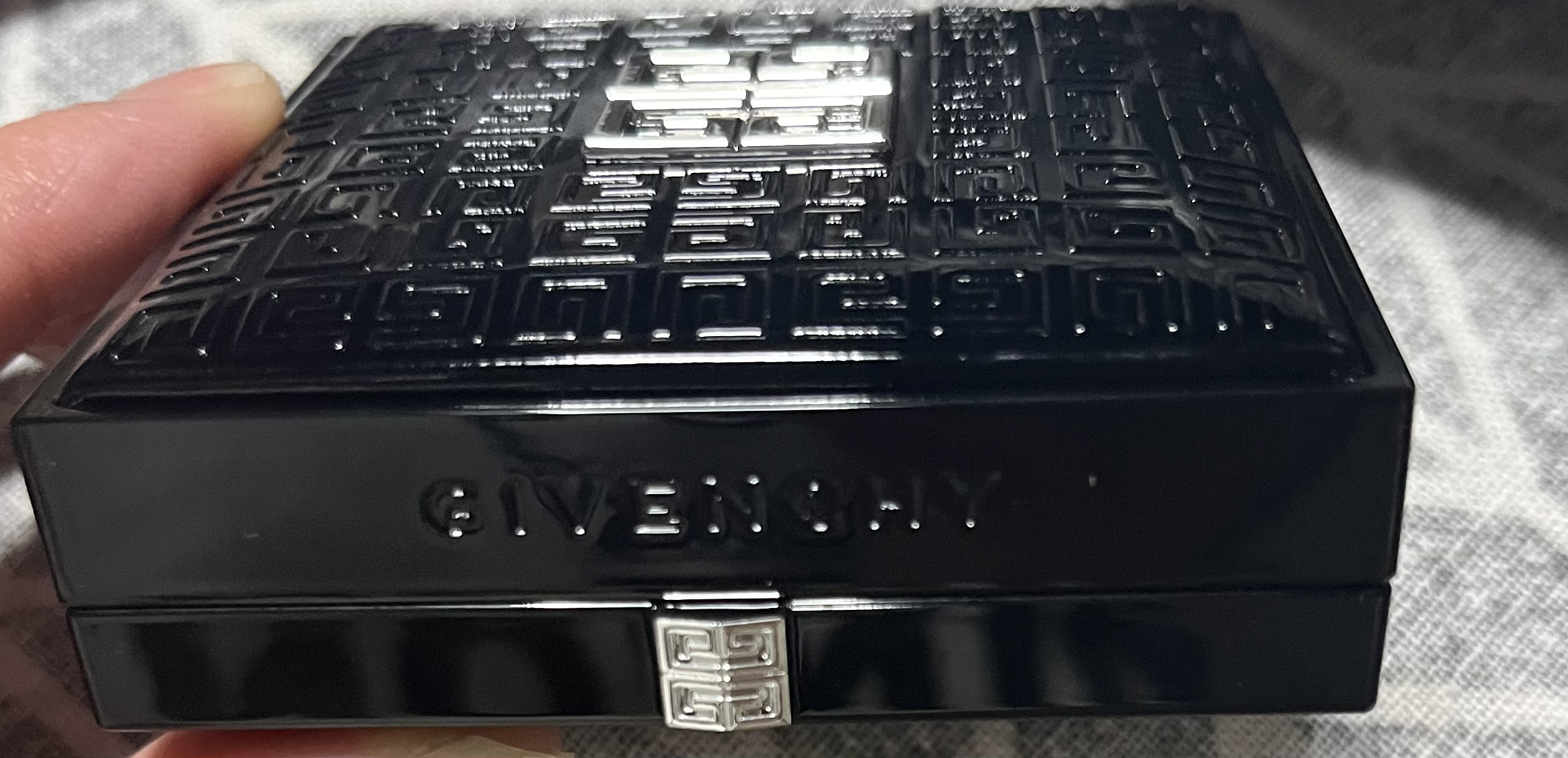 プリズム・リーブル・スキンケアリング・グロウ・クッション/GIVENCHY/クッションファンデーションを使ったクチコミ（2枚目）