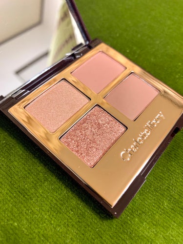 Charlotte Tilbury Luxury Palette
pillow talk

正直4色しか入ってないくせに高っ‼️💢
と思ってて買うつもりなかったのに、なぜかチラホラSNSで目につくので気