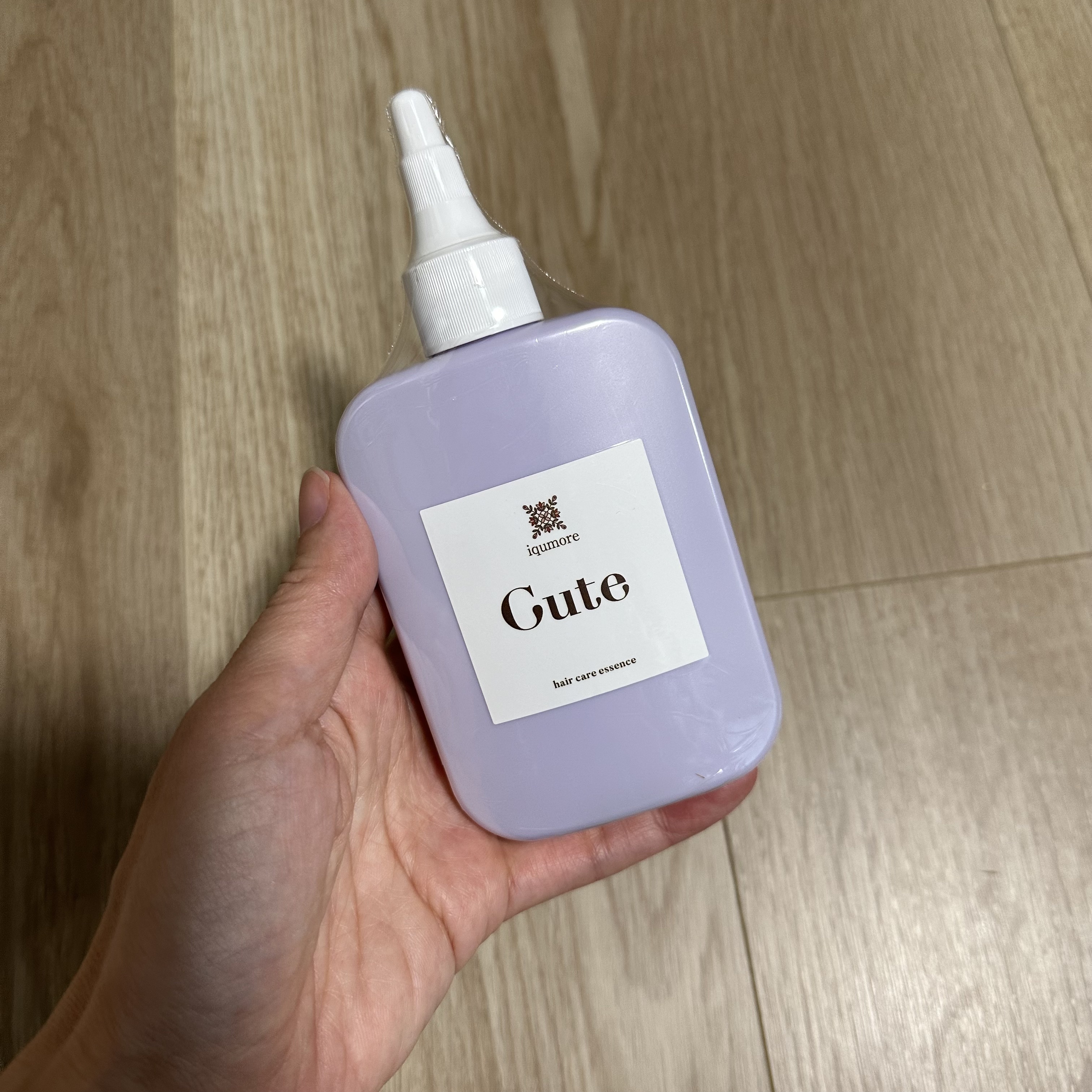 iqumore キュートヘアケアエッセンスのクチコミ「とろみのあるテクスチャ。
とろみがあるので垂れてこなくて頭皮にぬりやすいです。
写真ではわかり.....」（1枚目）