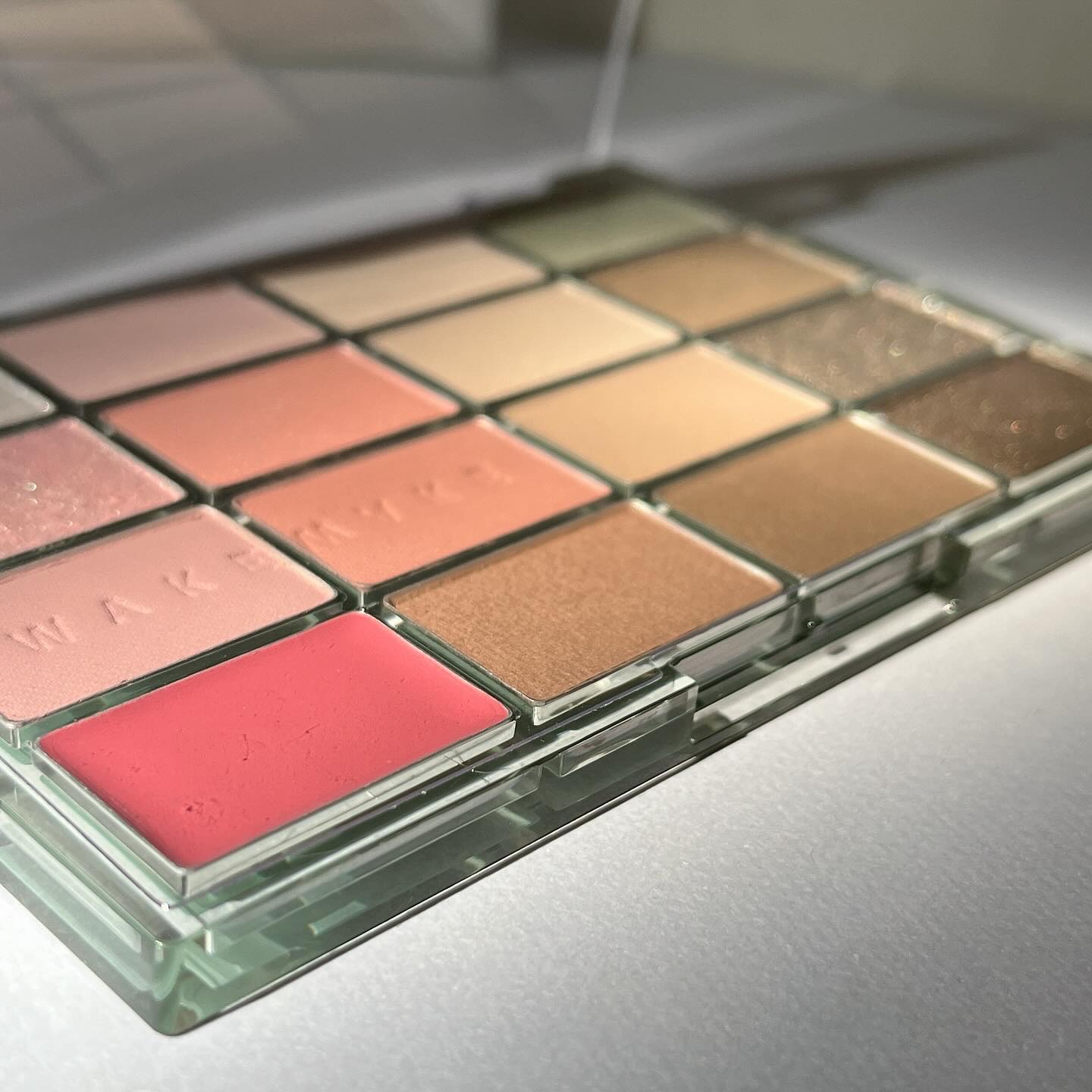 ソフトブラーリングアイパレット/wakemake/アイシャドウパレットを使ったクチコミ（2枚目）