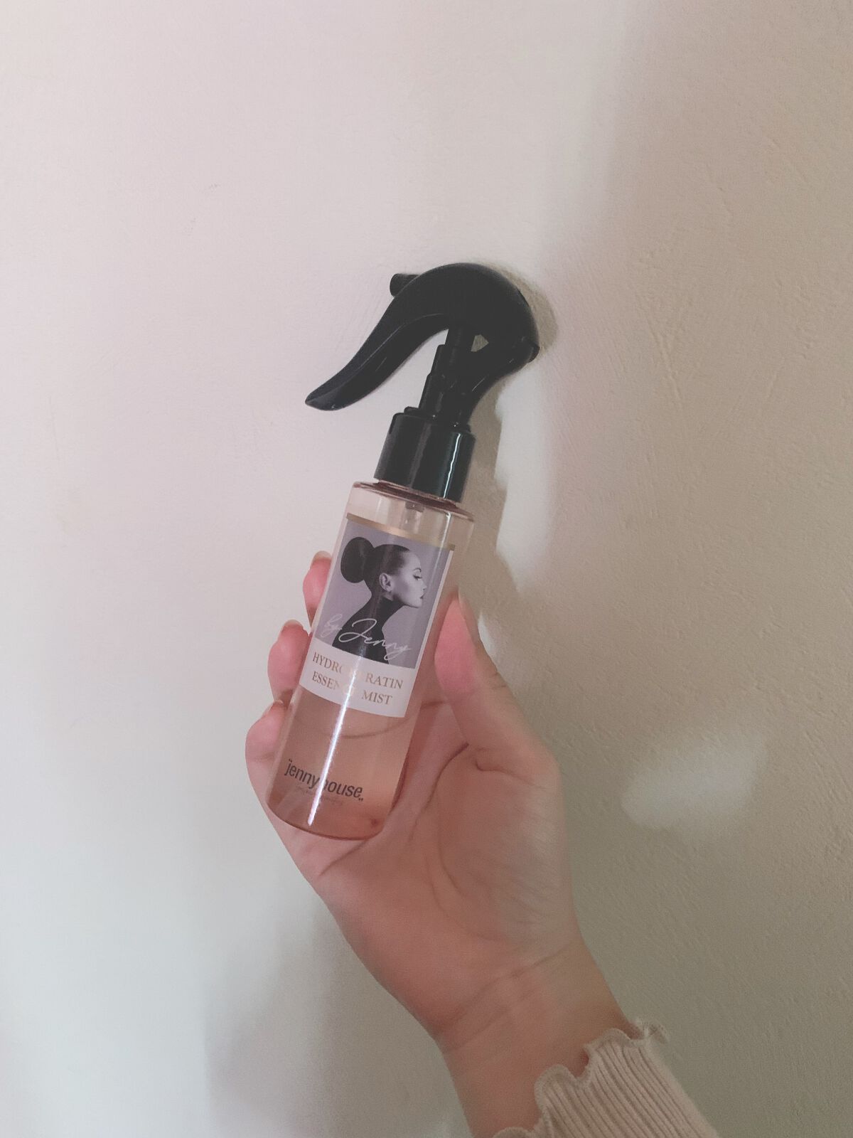 jenny house エッセンスミストのクチコミ「思いの外、使い心地がとってもよくて
リピートしたいアイテム一位！👏

スプレーで潤しながら
オ.....」（1枚目）