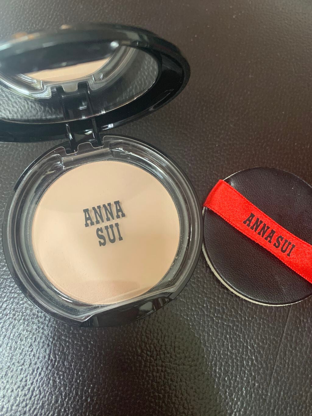 スイ ブラック スムース スキン パウダー/ANNA SUI/プレストパウダーを使ったクチコミ(4枚目)