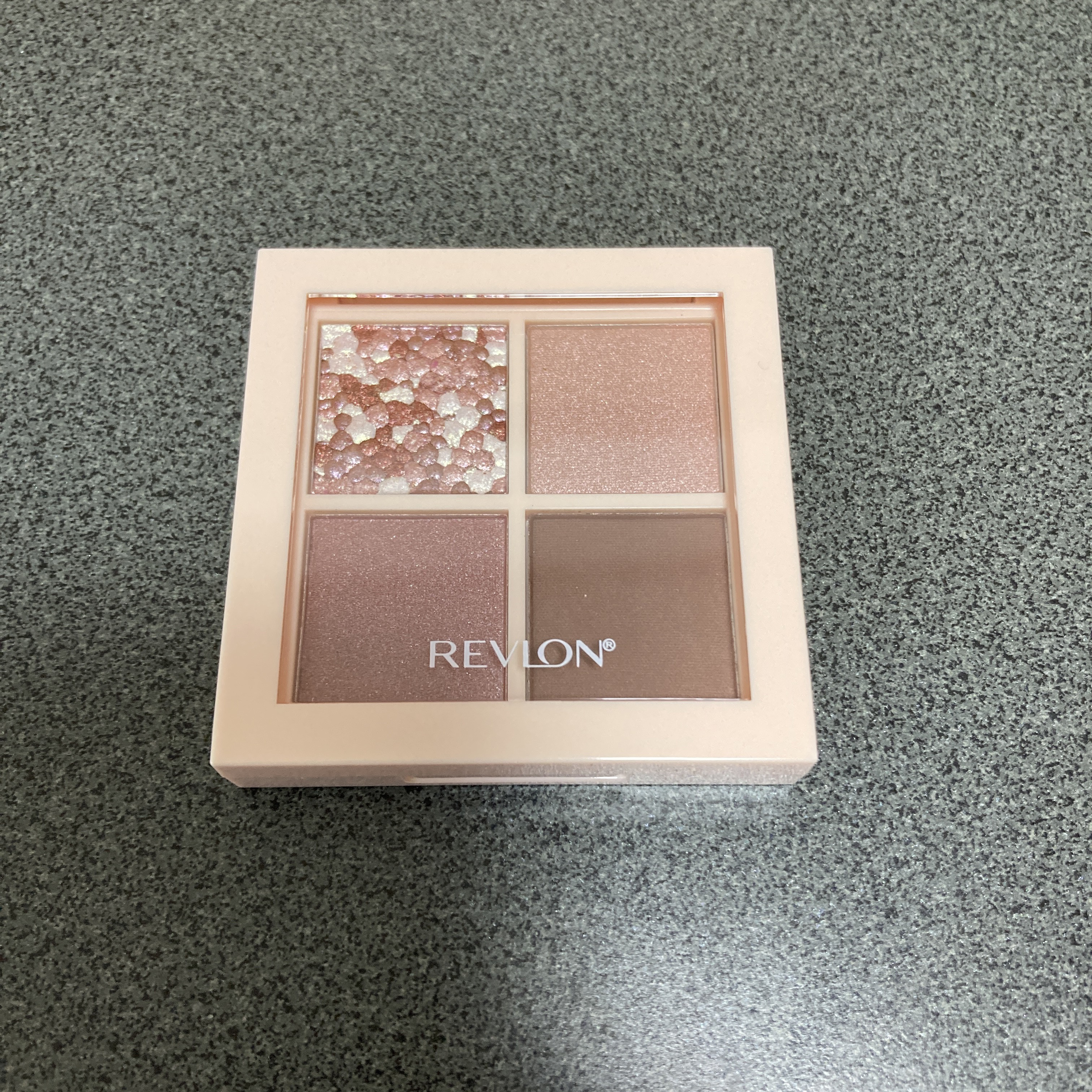 レブロン ダズル アイシャドウ クアッド/REVLON/アイシャドウパレットを使ったクチコミ（1枚目）