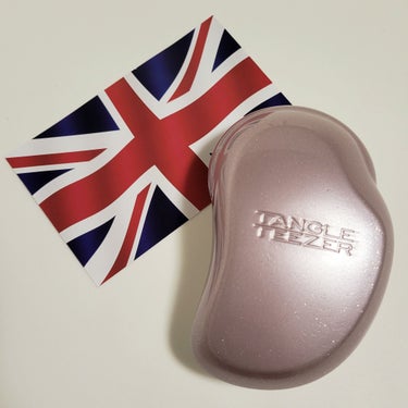 ☆TANGLE TEEZER　ザ・オリジナル ノーマル☆

シャンパンロゼ

有名なブラシをやっと購入しました！
最初に流行ったのはもう10年前とかですよね？？

良いと言われている理由がやっとわかりました(笑)
確かに軽い力で髪をとかせます。
毛玉かってくらいひどく絡まっていると、流石にスルッとはいきませんが、何度かゆっくりブラッシングすると綺麗にとかせました💮

柄がないのが慣れないなと感じていましたが、持ちにくいわけではないので大丈夫でした。

もっと早く買っておけばよかったです！

#TANGLETEEZER　#ヘアブラシ
の画像 その1