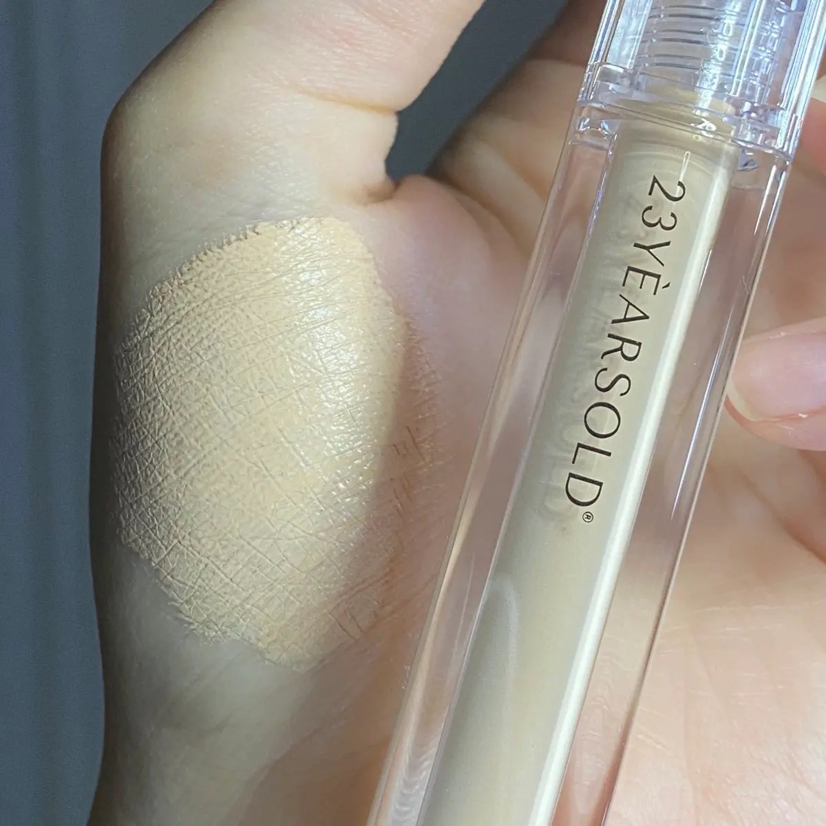 23YEARSOLD のダーマシンコンシーラー🤍
いままで何やっても隠れなかったクマがこれ一つでこんなにカバーできるなんて🥲
伸びのいいしっとりしたテクスチャーで肌に密着してくれてシワも目立たつことなく隠したい部分をカバーしてくれる🫶