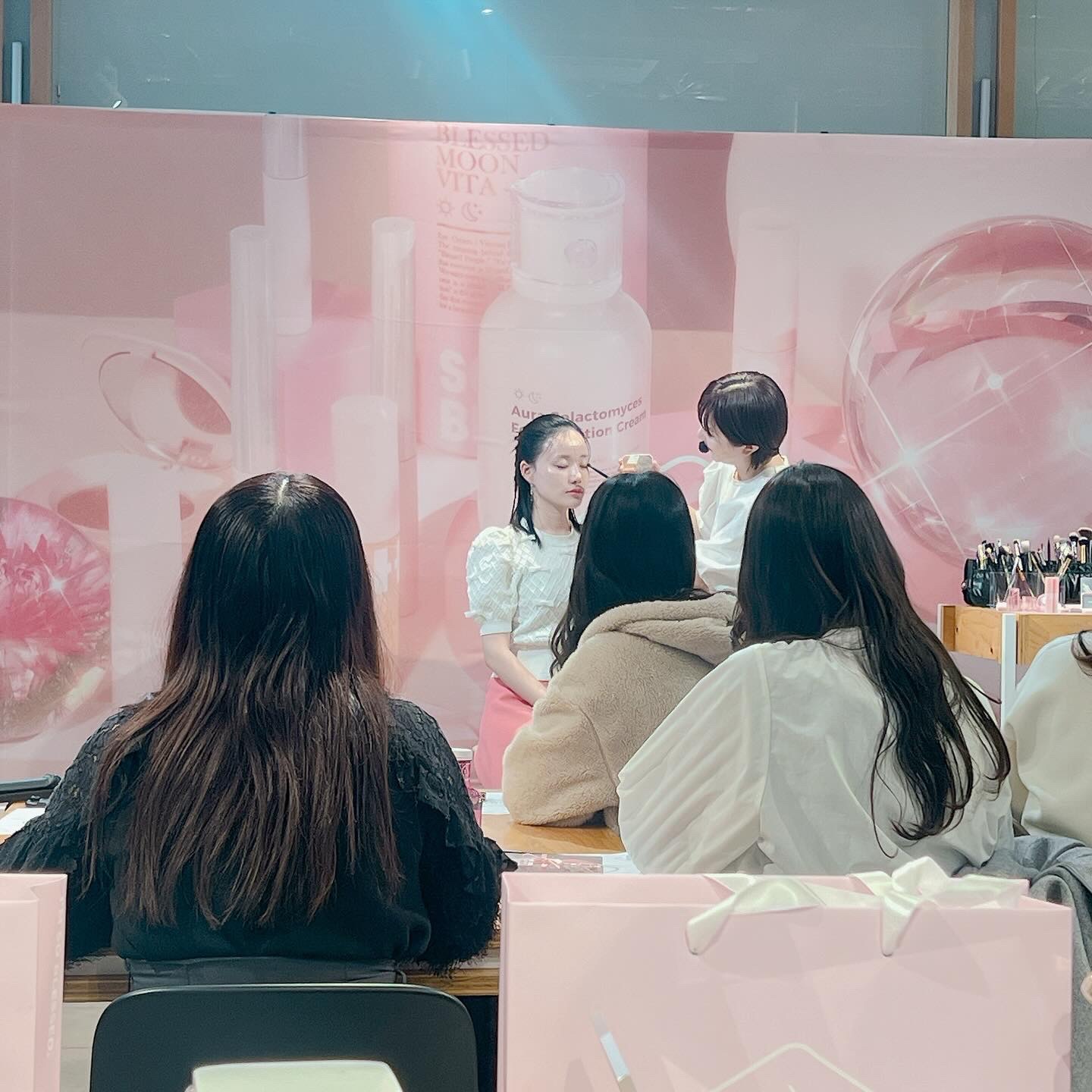 ミニライクアシャドウ 01 バブリー(Mini Bubbly)/BLESSED MOON/単色アイシャドウを使ったクチコミ（2枚目）