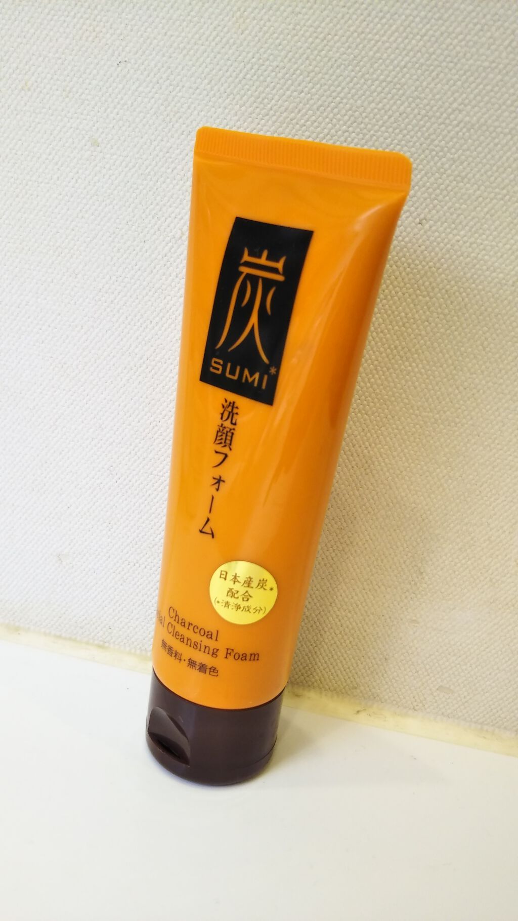 DAISO 炭洗顔フォームのクチコミ「DAISOで気になったので買ってみました！

洗顔料は少し炭が混ざってるのか、真っ白ではあ.....」（1枚目）