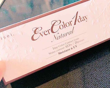 何気初カラコンです🙊💗
Ever Color 1day Natural のクラシックチークです👁(20枚入)

３枚目が裸眼で４枚目が装着してるものです👧

ブラウンピンクっぽい色でとても柔らかい可愛い