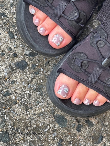 🐒ズボラママみっちゃんの高見えネイル💅 on LIPS 「他にもたくさん投稿してます♡@m.naiiil.99フットネイ..」(1枚目)