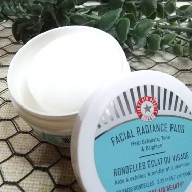 First Aid Beauty FACIAL RADIANCE PADSのクチコミ「
First Aid Beauty FACIAL RADIANCE PADS
ファーストエイド.....」（2枚目）