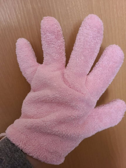 DAISO 速乾 超吸収!ヘアドライ手袋のクチコミ「⭐️速乾 超吸収!ヘアドライ手袋⭐️
シャワー後の、タオルドライの後…
ドライヤーをかけなが.....」(1枚目)