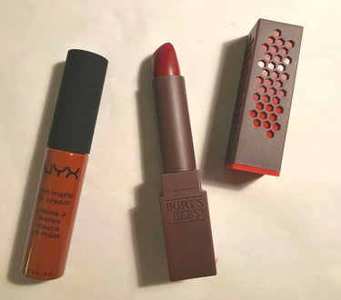 大好きなブラウンリップ💄

バーツビーズ のrusset river 532はレッドブラウンで、大人っぽくなります！
塗った後、唇がツヤツヤ潤うしナチュラル成分で出来ているので塗り心地もいいです。
ただ