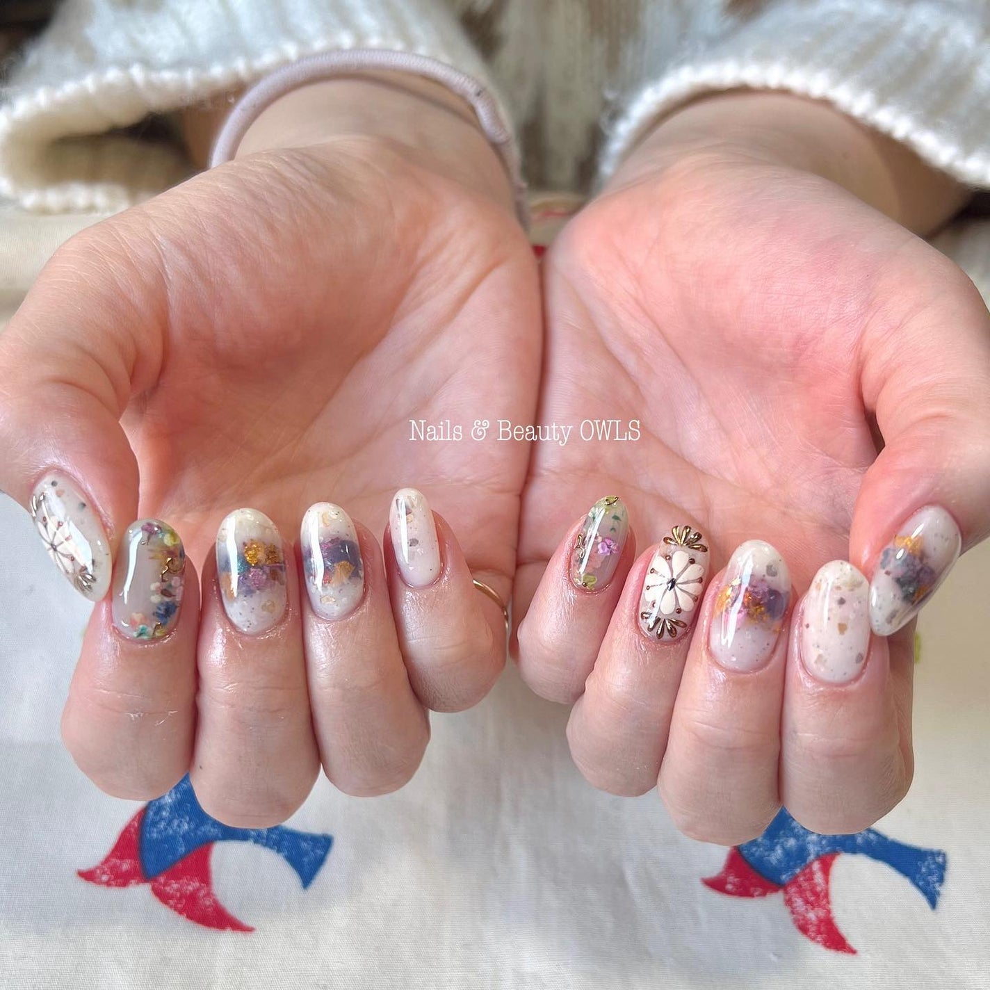 ぴよこれいと あうるす on LIPS 「前撮りネイル。和装と洋装に合うように。そんなオーダー。ご結婚、..」(3枚目)