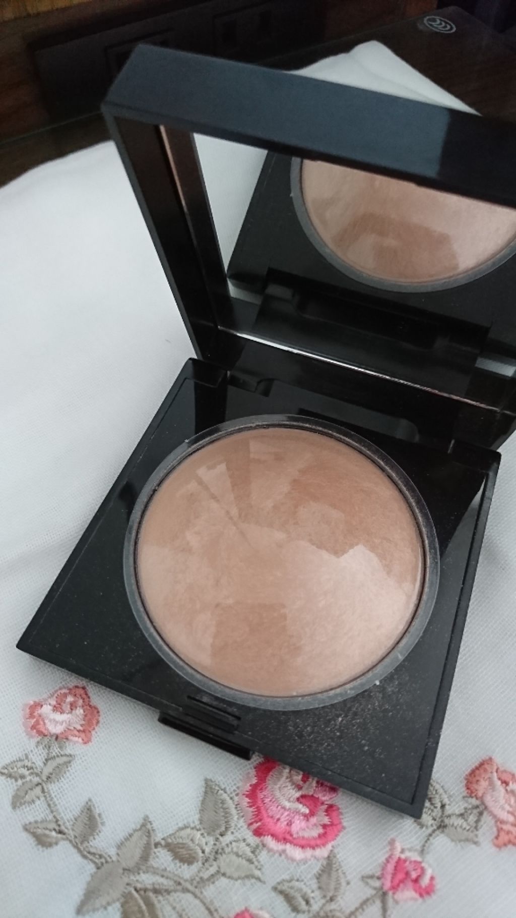 マットラディアンス ベイクドパウダー ハイライト01/ローラ メルシエ/パウダーハイライトを使ったクチコミ（1枚目）