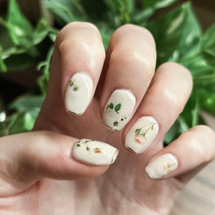 ねこ🐱 on LIPS 「newnail❤︎お花はシールです💐🌿#ネイル#セルフネイル#..」(2枚目)