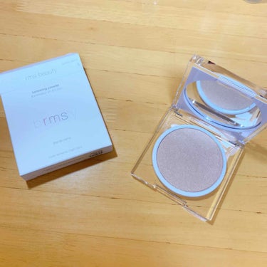 rms beauty ルミナイジングパウダーのクチコミ「
気になっていたrms beautyのハイライト✨
日本では完売？品切れ？だったので、
海外通.....」（2枚目）