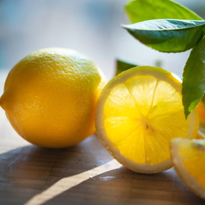シトラス系の香りをイメージさせる輪切りなどのレモンの画像