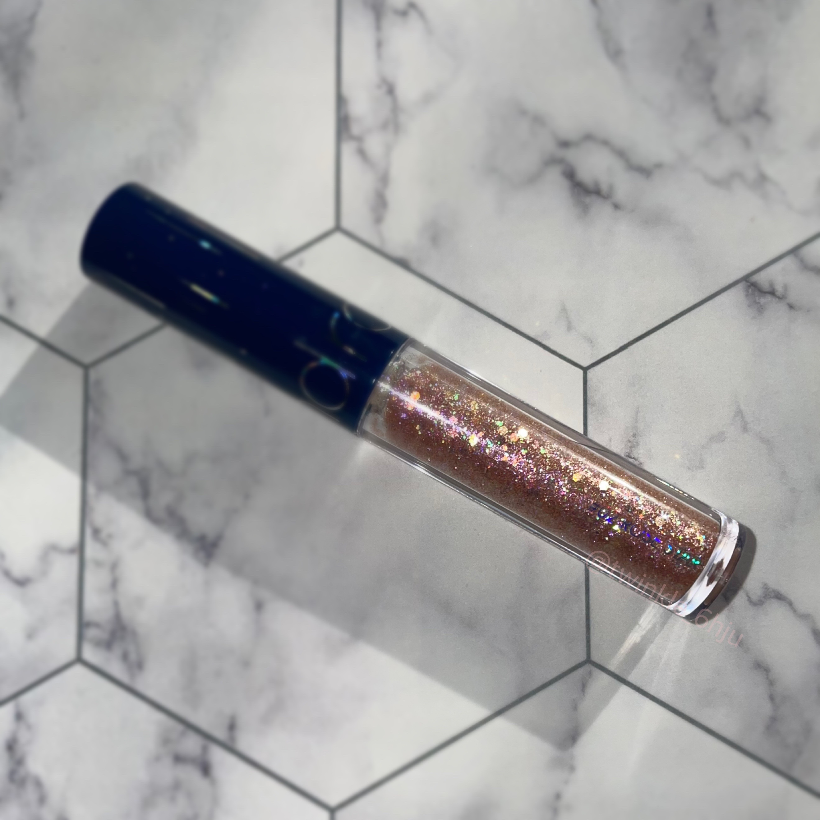 【商品】
rom&nd リキッド グリッター シャドウ
02 ローズスター ROSE STAR


【色味】
ピュアなピンクをベースにパープル・ゴールドが多彩に輝くグリッター


【ラメorマット】
ラメ


【良いところ】
しっとり質感で