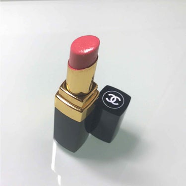 ○CHANEL ルージュ ココ シャイン No.57

免税店にて☆
透け感があり、細かなゴールドのラメが入っていてとてもかわいい色が気に入って購入しました😊
赤ちゃんのようなうるうるした唇にしてくれる